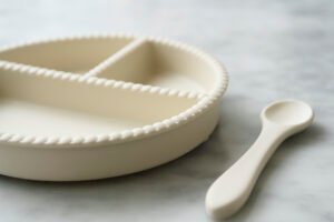 Silikoninė trijų skyrių lėkštė su šaukšteliu, Cream - Image 2